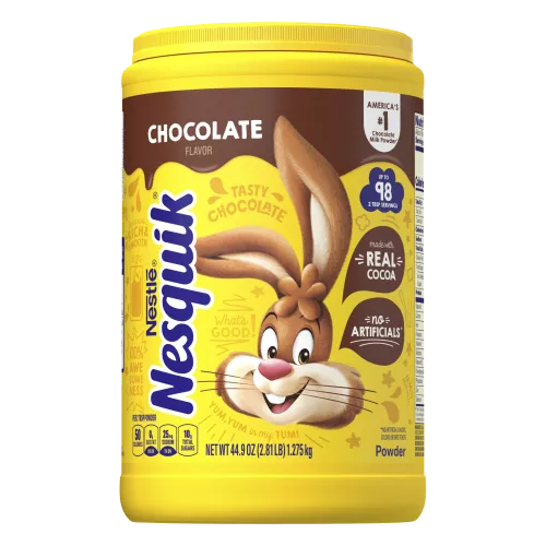 Un envase amarillo con el conejo de Nesquik, una etiqueta marrón y un vaso de leche de chocolate.