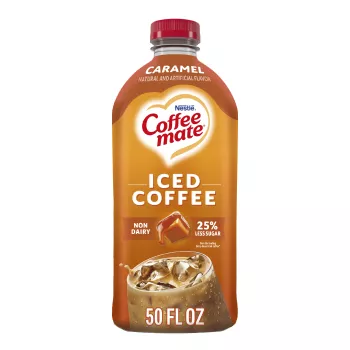 Botella de café helado sabor caramelo con imágenes de café y cubos de caramelo, y letreros de 25% menos azúcar y no lácteos.