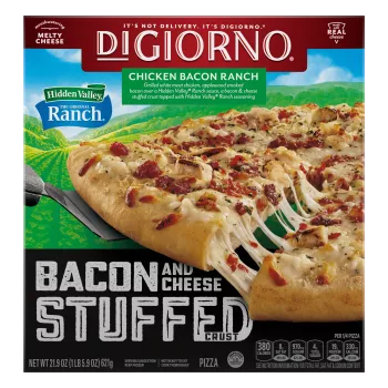 Vista frontal centrada de pizza de 21.9oz DiGiorno Hidden Valley Ranch Stuffed Crust Chicken Bacon Ranch de 12 pulgadas.