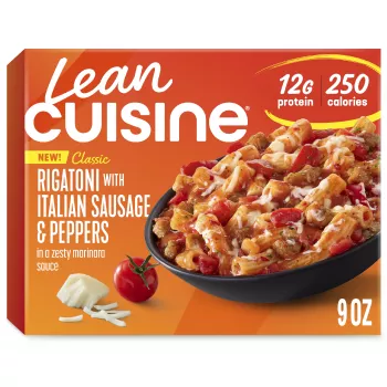 Vista frontal centrada de comida congelada de Rigatoni con Cinco Quesos de Lean Cuisine con PESO NETO de 9 oz (255 g).