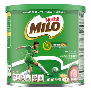 Un envase verde con tapa verde y un niño con camiseta pateando un balón de fútbol debajo del nombre del producto y sus beneficios.