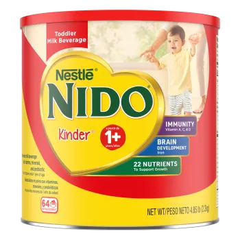 Una lata de Nido 1+ con etiqueta roja y un niño junto a una insignia que dice "inmunidad, vitaminas A, C y D, hierro y zinc".