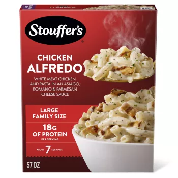 Vista frontal centrada de caja de tamaño familiar grande de Pollo Alfredo de Stouffer's congelado (57oz, 3 lb 9 oz)