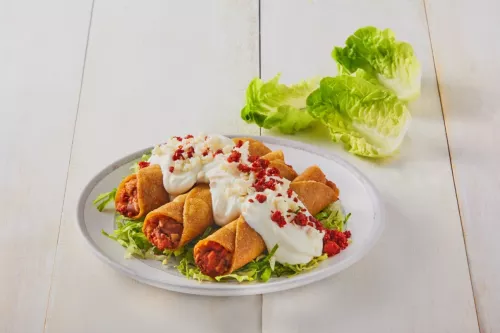 Tacos de frijoles dorados con chorizo