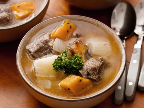 Sopa de carne con plátano