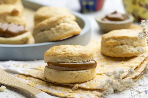Scones rellenos de manjar