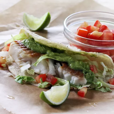 Tacos de Pescado con Cremosa Salsa de Aguacate
