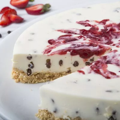 No-Bake Strawberry Chocolate Chip Cheesecake