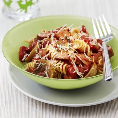 Espagueti con Hongos y Salchichas