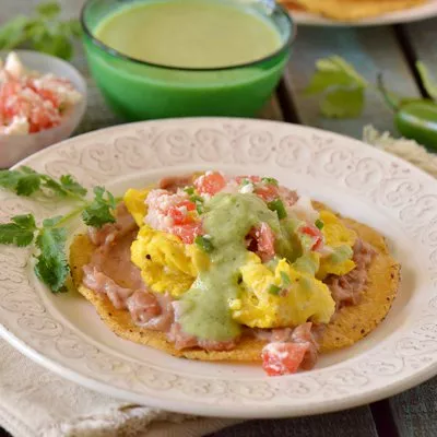 Tostadas de Desayuno con Salsa de Tomatillo