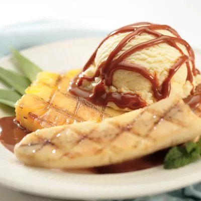 Fruta a la Plancha con Salsa de Dulce de Leche y Ron