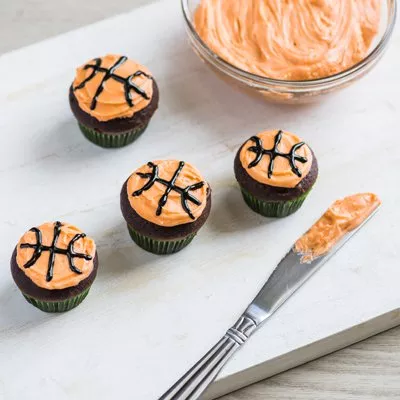 Cupcakes de Baloncesto Rellenos de Dulce de Leche