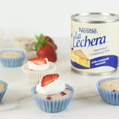Mini Cupcakes de Tres Leches y Fresas