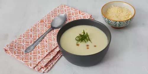 Cream of onions and leek with milk cream