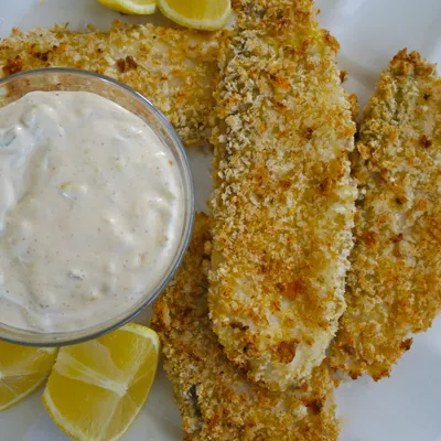 Apanado de Tilapia con Panko con Salsa Tártara Picante
