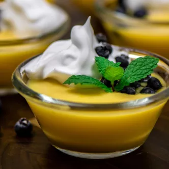 Cazuela de Tostada Francesa de Durazno y Almendras