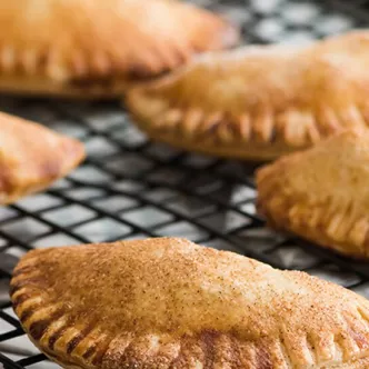 Cazuela de Tostada Francesa de Durazno y Almendras