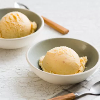 Cazuela de Tostada Francesa de Durazno y Almendras