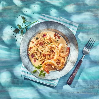 Espaguetis de camarones con crema de chipotle