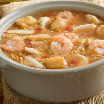 Sopa de mariscos con fideo