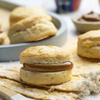 Scones rellenos de manjar