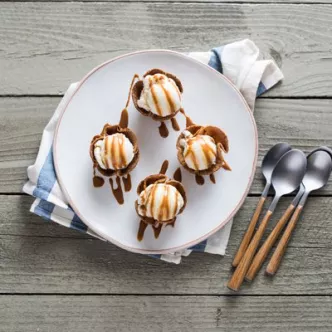 Tazones de Churros con Helado de Vainilla y Rociado de Dulce de Leche
