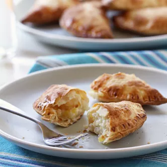 Empanadas Cremosas de Piña y Coco