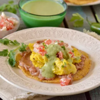 Tostadas de Desayuno con Salsa de Tomatillo