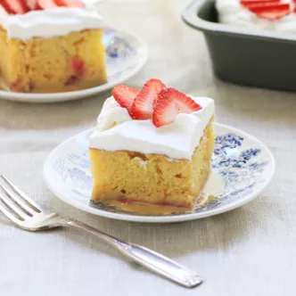 Pastel de Tres Leches de Fresa