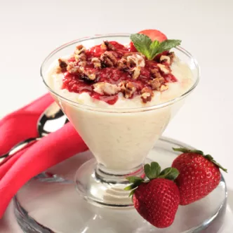 Arroz con Leche con Salsa de Fresas y Nuez