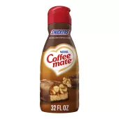 Una botella marrón de creamer Snickers Coffee con una etiqueta marrón encima de una barra Snickers y los logotipos de Coffee mate y Snickers.