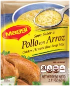 Foto con vista del frente de un paquete de mezcla de Sopa sabor a pollo con arroz MAGGI con una cuchara en un tazón de sopa de arroz encima de una etiqueta amarilla brillante, y un pollo asado entero debajo de la etiqueta amarilla.