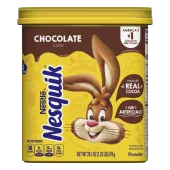 Un envase amarillo con el conejo de Nesquik, una etiqueta marrón y un vaso de leche de chocolate.