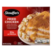 Caja de Fried Chicken con un plato de pollo, puré de papas y salsa espesa junto al nombre del producto y al logo de STOUFFER'S.